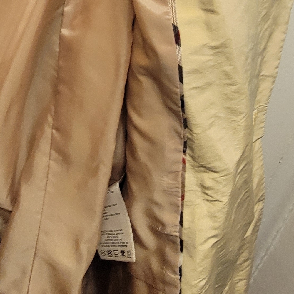 Burberry shiny light weight elegant trench coat - Picture 13 of 13